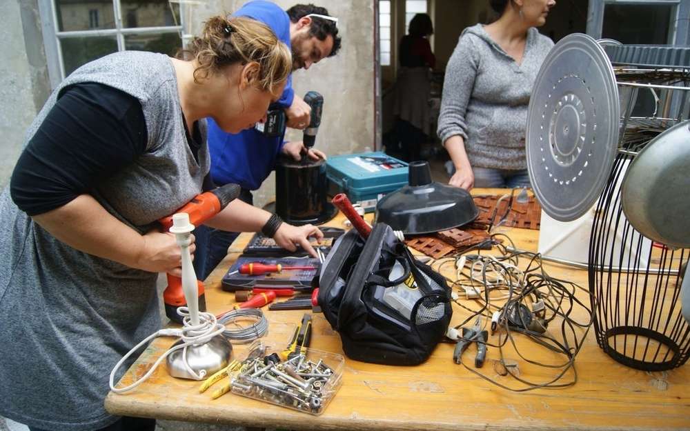 Hommes femmes qui transforme de vieux objets en nouveaux objets de meilleures qualités. photo prise durant les ateliers de la semaine du développement durables.